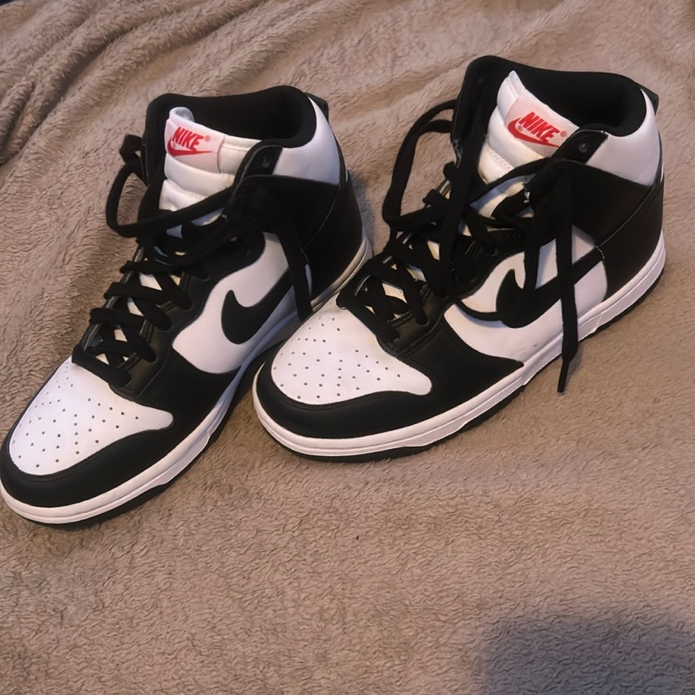 Women’s Nike sneakers for sale size 7. Worn 2 times. Pretty much new.